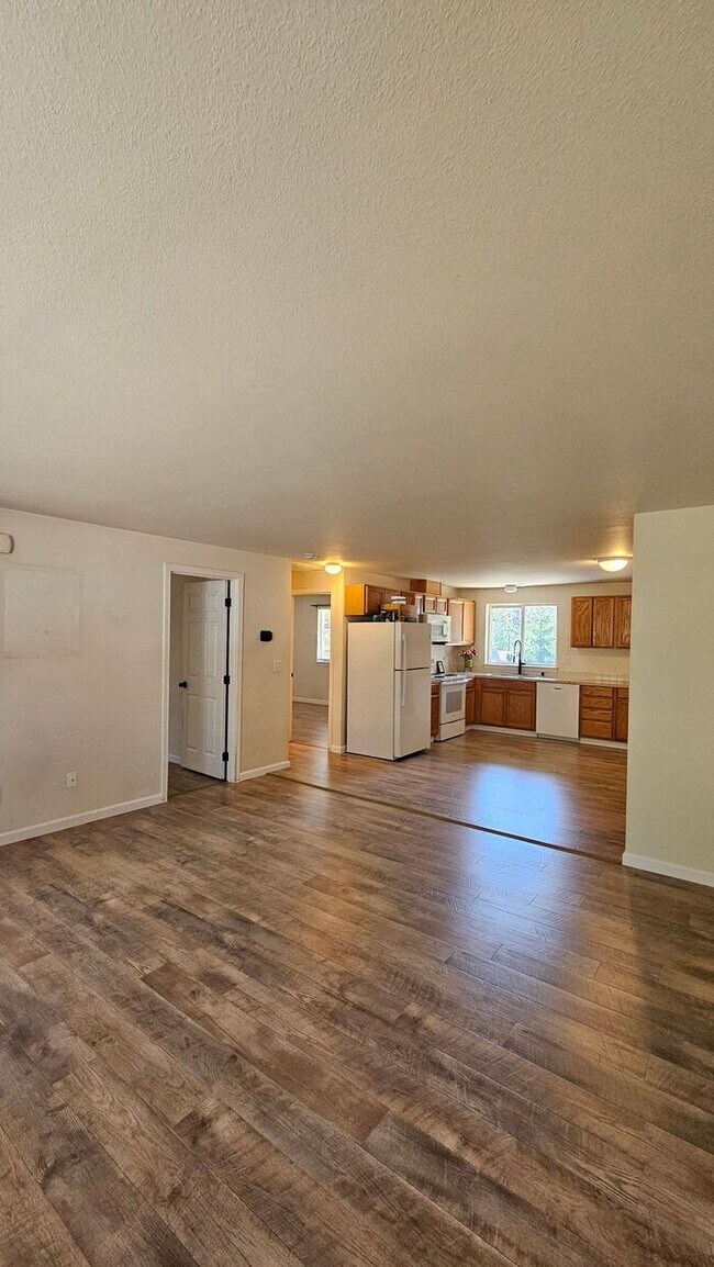 Building Photo - Spacious Duplex with large fenced yard