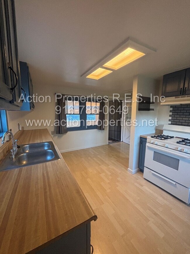 Building Photo - Central Roseville, 1 Bed, 1 Ba, Wall Air, Large Living Room, Bedroom Downstairs, Large Deck great...