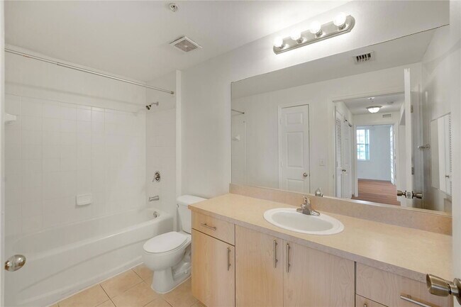 Building Photo - 533 NE 3rd Ave