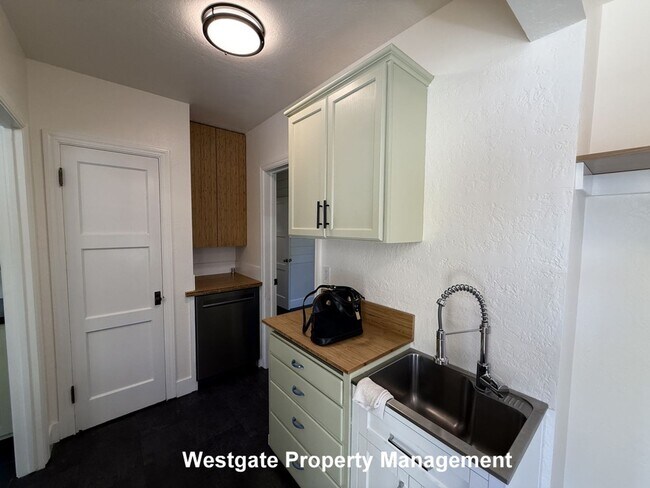 Building Photo - 220 Payran St