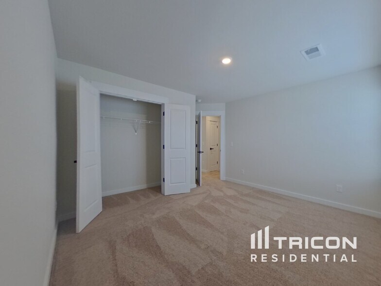 Building Photo - 1217 Crested Iris St