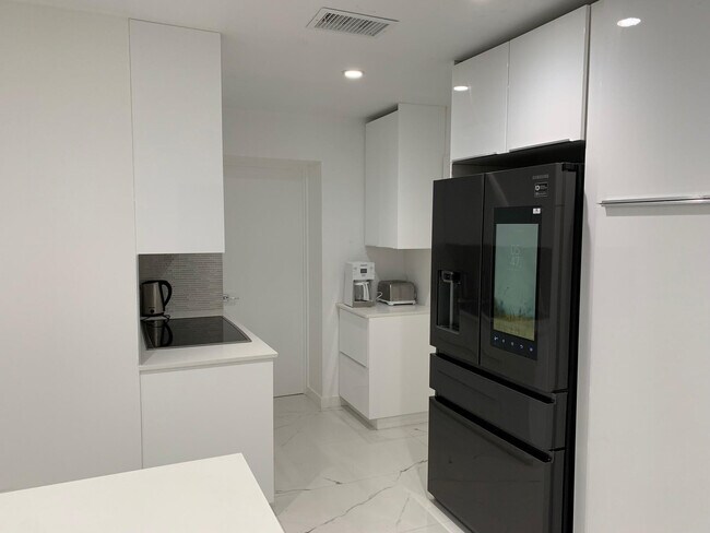 Building Photo - 9007 NE 10th Ave