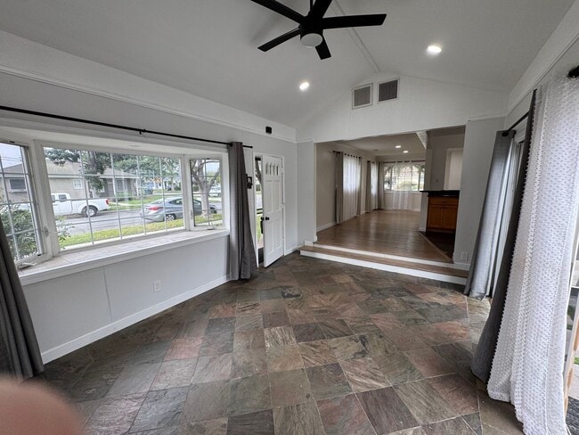 Building Photo - Beautiful 3 bedroom 2 bath Pool Home...  this one is a SHOW STOPPER