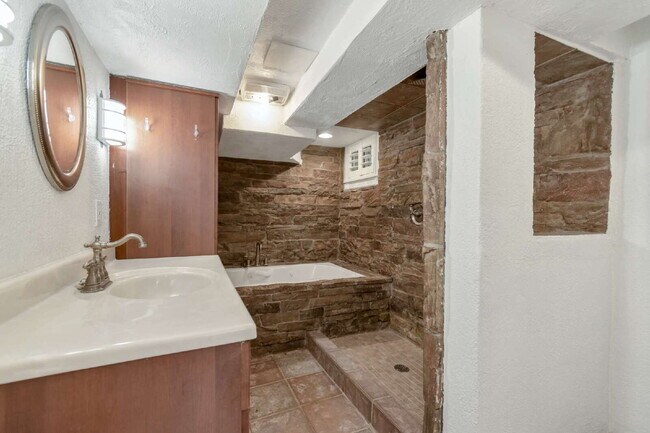 Building Photo - AVAILABLE NOW - Charming Sugar House Bungalow
