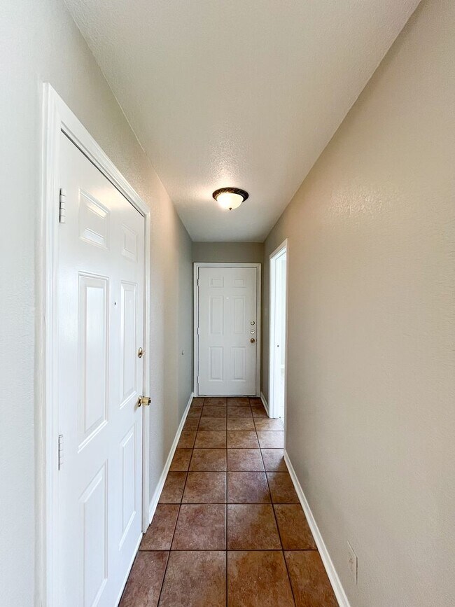 Building Photo - 3207 Raven Dr
