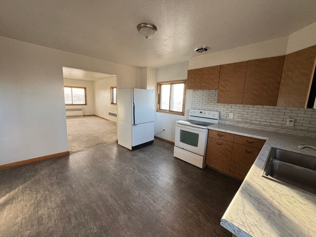 Building Photo - 302 W 7th St