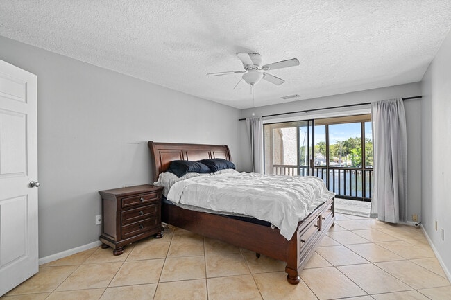 Building Photo - 300 Yacht Club Dr