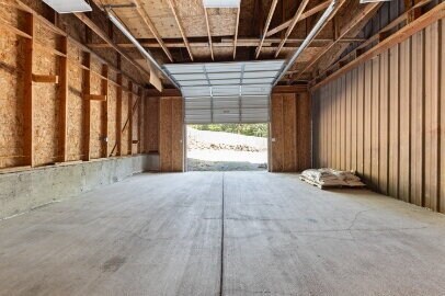 Building Photo - Spacious home with outbuilding