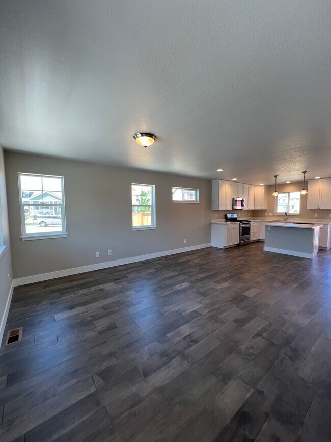 Building Photo - 2B/2B Berthoud Ranch Style Home Built with...