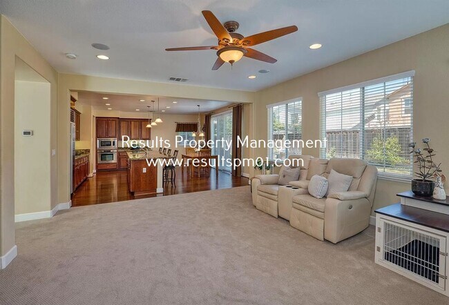 Building Photo - Spacious and upgraded 4 Bed 3 Bath Roseville Home