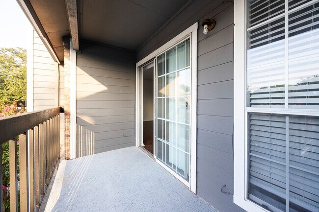 Building Photo - 18333 Roehampton Dr