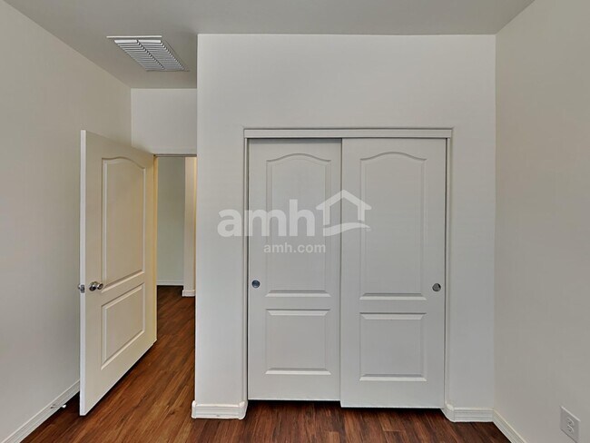 Building Photo - 11754 W Vanderbilt Farms Way