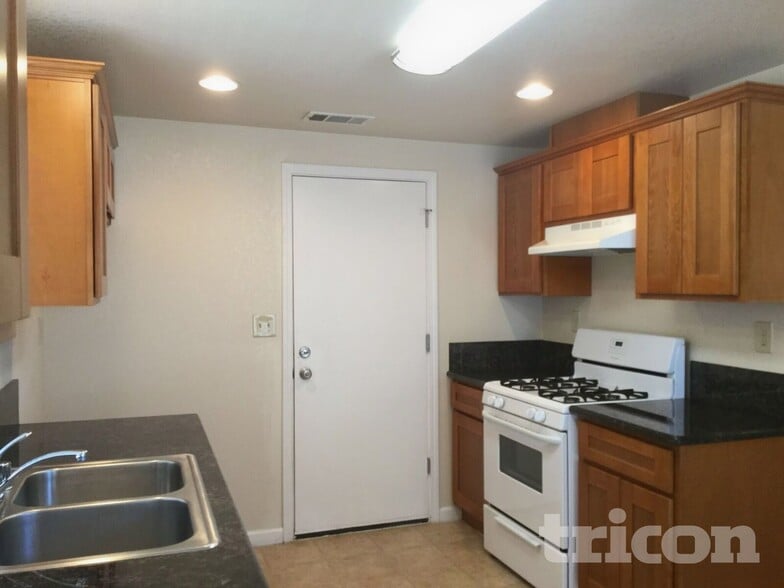 Building Photo - 844 Sage Dr