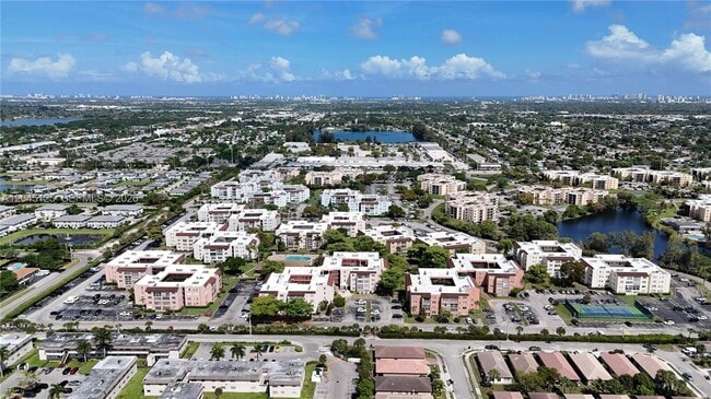 Building Photo - 2861 Somerset Dr