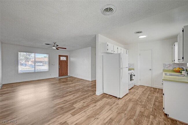 Building Photo - 4047 Maple Hill Rd