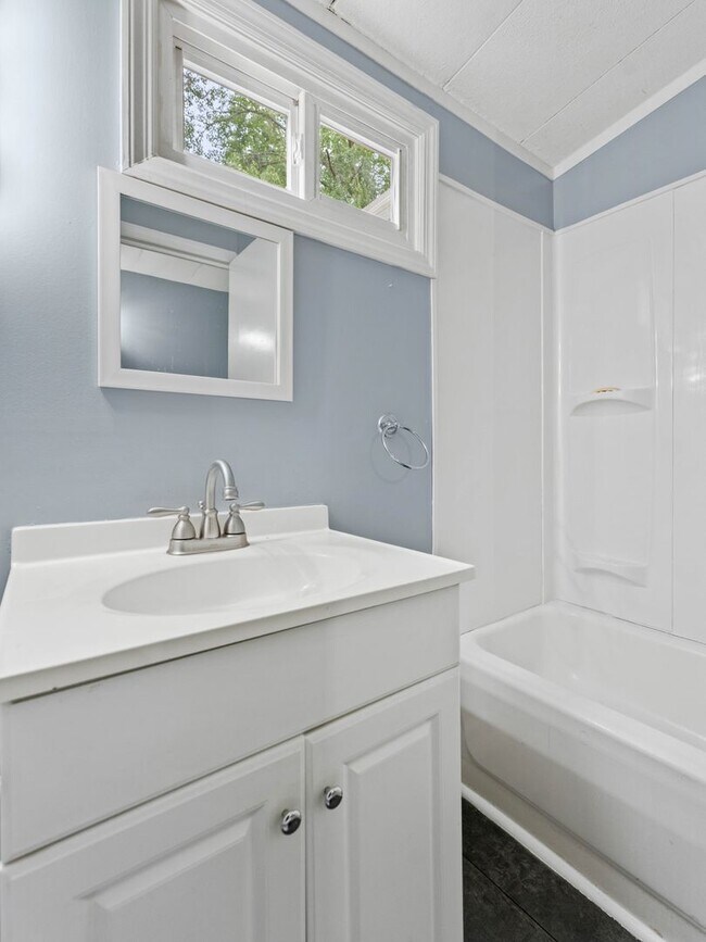 Building Photo - For Rent | Charming 2-Bedroom Home with Bonus Room & Screened-In Porch in Berlin