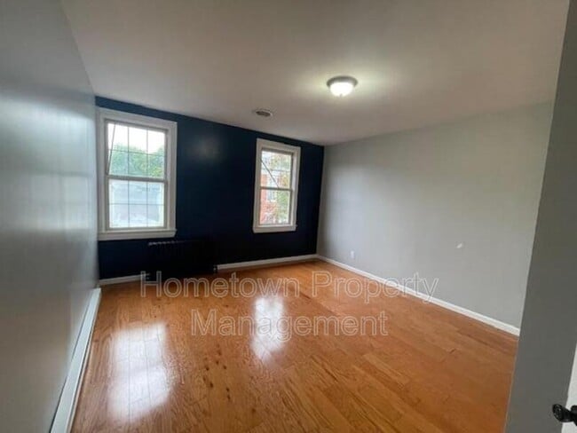 Building Photo - 406 N Front St