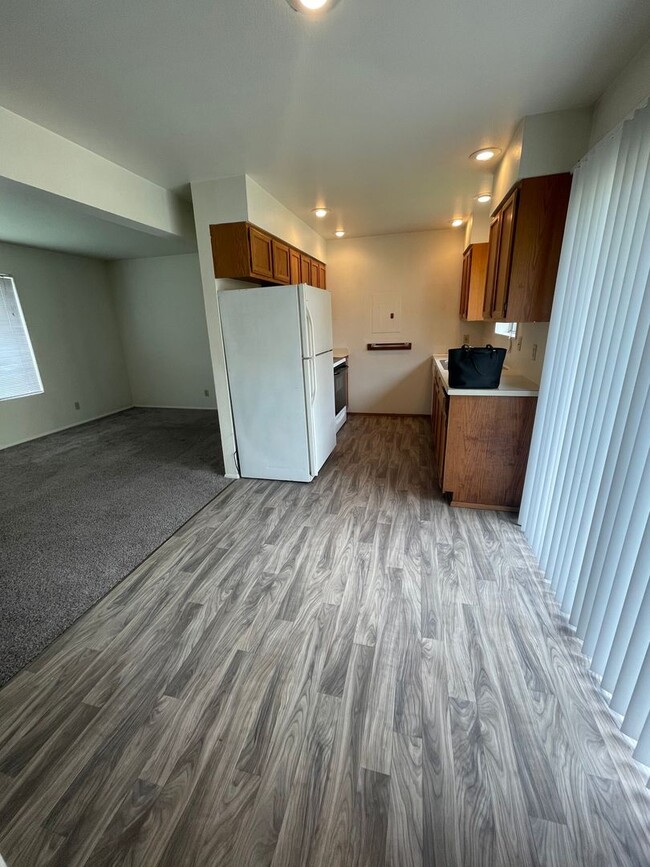 Building Photo - 3 Bedroom 2 Bathroom Duplex Walking Distan...