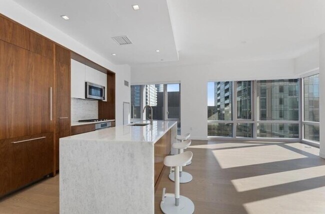 Building Photo - 75 Park Ln S