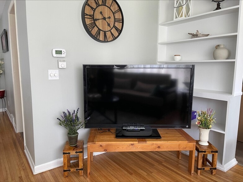 55 inch smart tv with Roku and complimentary Netflix - 68 Stanford Rd W