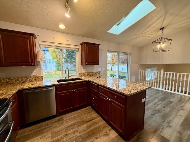 Building Photo - Stunning 3 Bed 2 Bath Eagle Ridge Home w/ Large Fenced Backyard and Raised Deck!