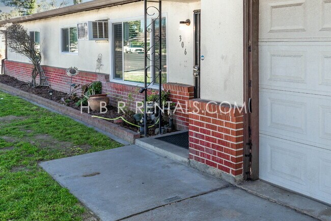 Building Photo - Freshly Renovated Home with Brand-New Flooring and Remodeled Kitchen in Manteca