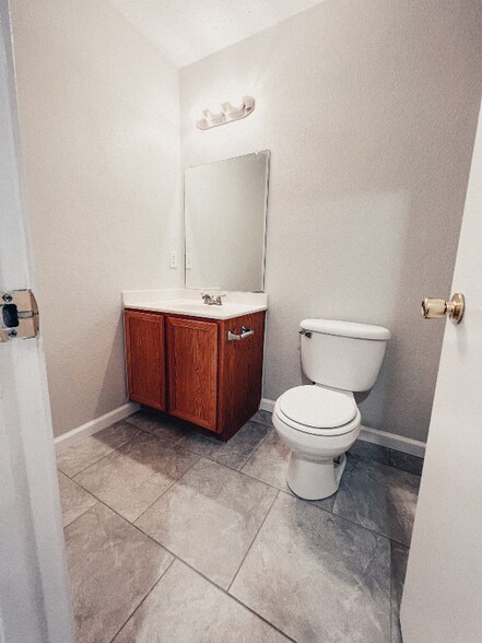Building Photo - 243 Meadowcrest Dr