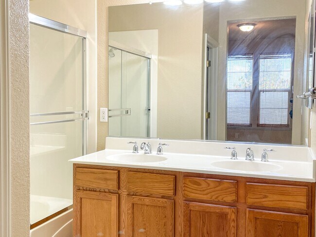 Building Photo - Gorgeous Natomas Condo