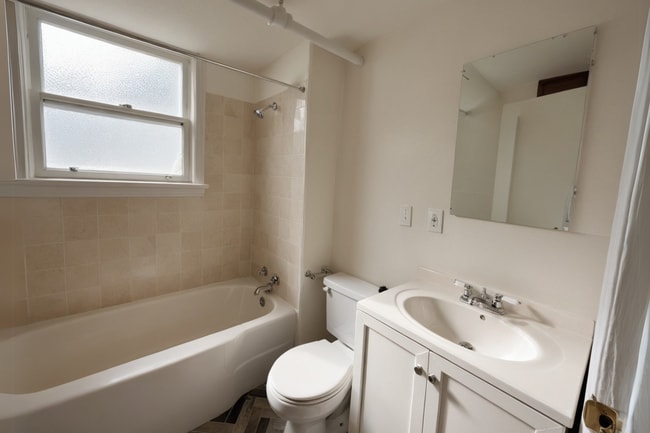 Building Photo - Arbor Court 1802