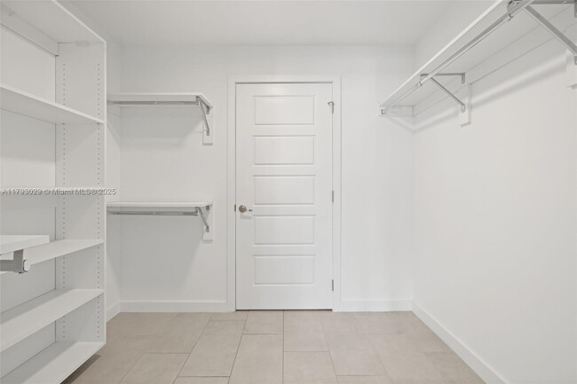 Building Photo - 2150 N Bayshore Dr
