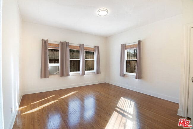 Building Photo - 126 N Sycamore Ave