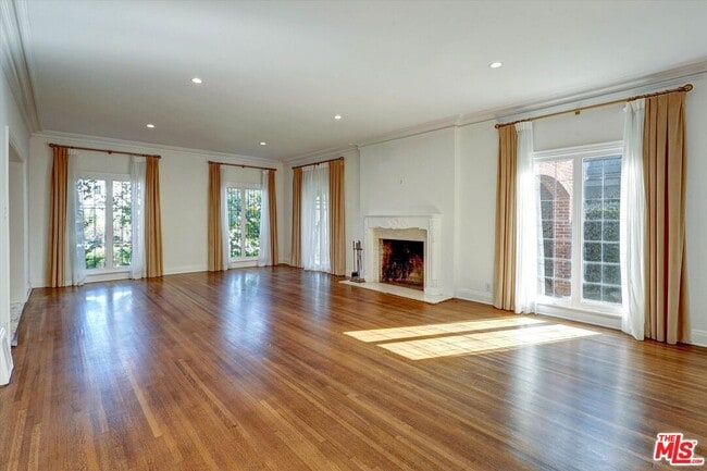 Building Photo - 165 N Las Palmas Ave