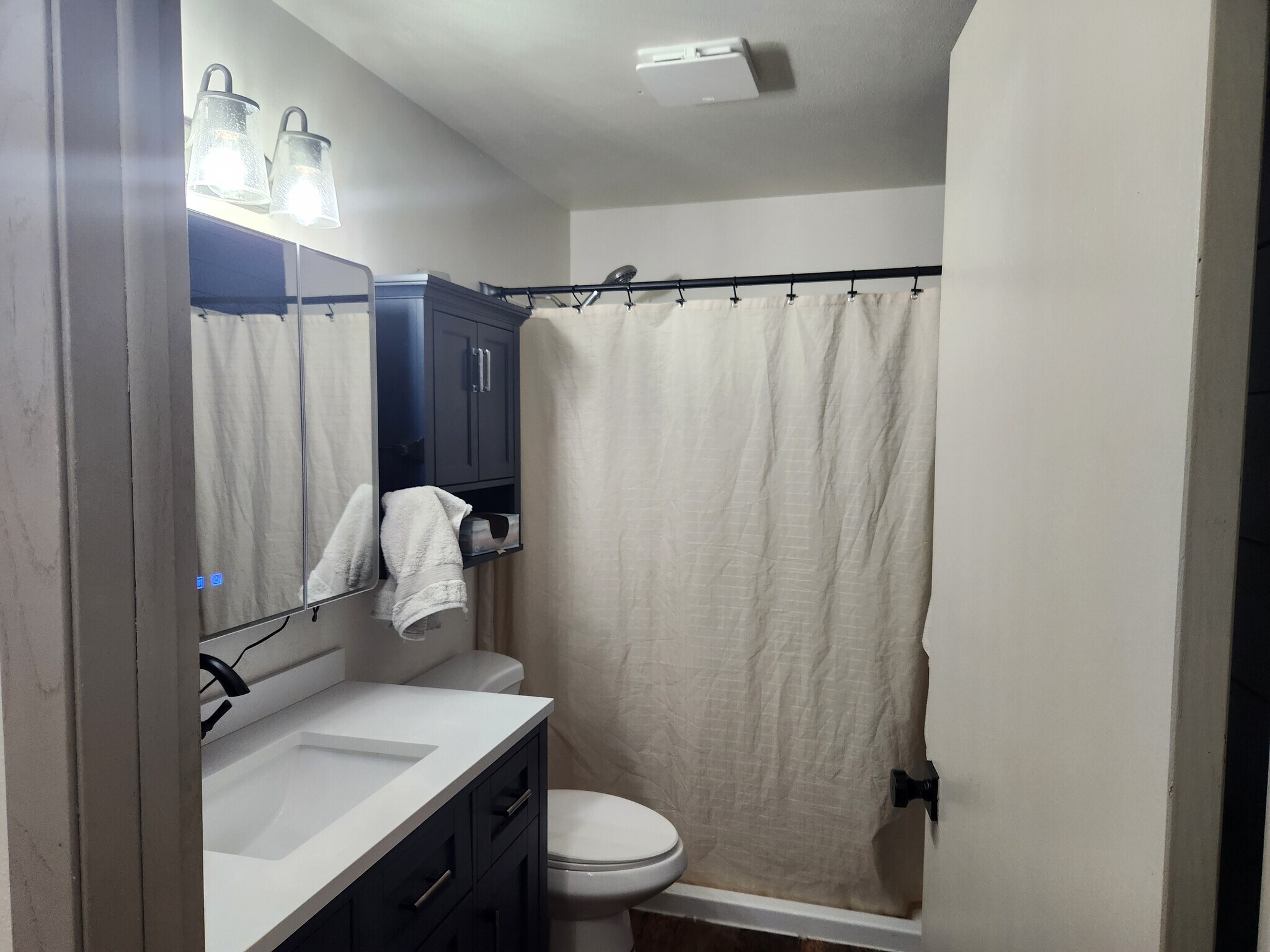 Bathroom - 921 S Walden Ave