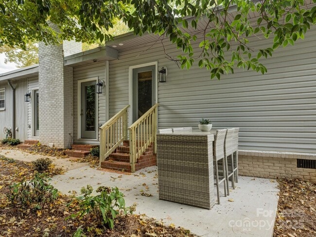 Building Photo - 2016 Wedgedale Dr