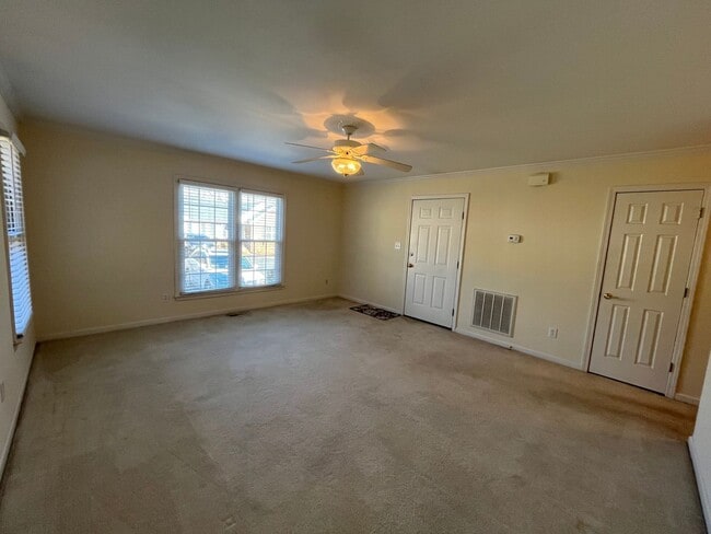 Building Photo - ****** $200 OFF FIRST FULL MONTH OF RENT!! ******