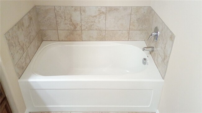 Building Photo - 905 SW Loudon Dr