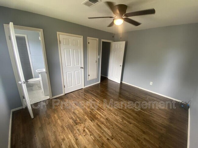 Building Photo - 2819 Phoenix Ave