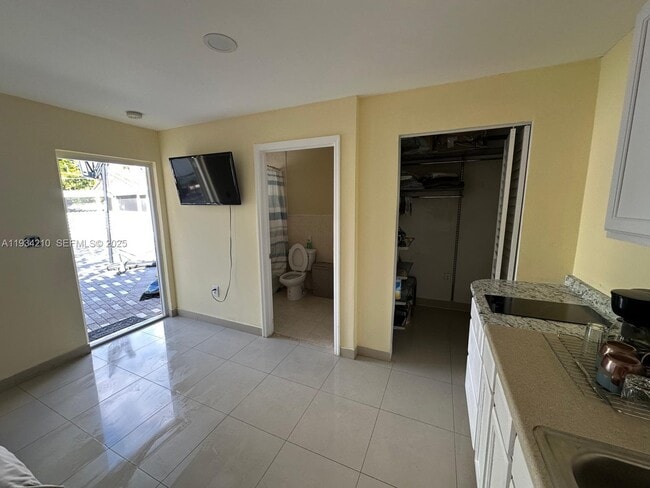 Building Photo - 5440 SW 101st Ave