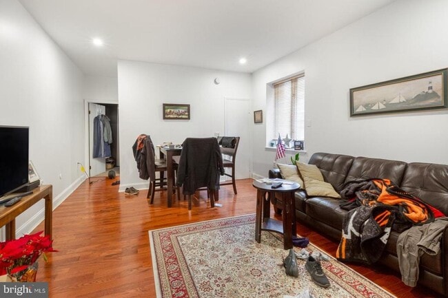 Building Photo - 821 Catharine St