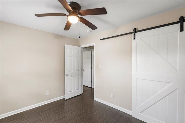Building Photo - 932 Summer Dr
