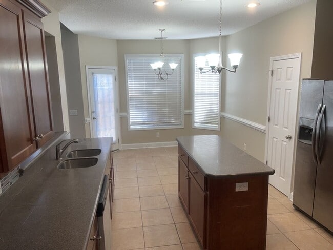 Building Photo - 186 Bristol Way