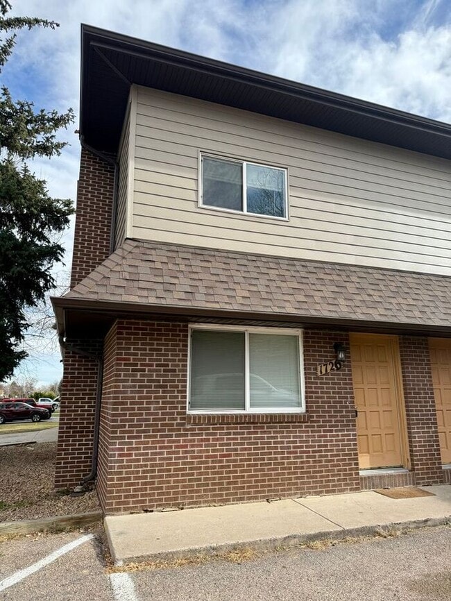 Building Photo - Beautiful 2 Bedroom Town Home! INCLUDED IN RENT: Water/Sewer/Gas/Trash