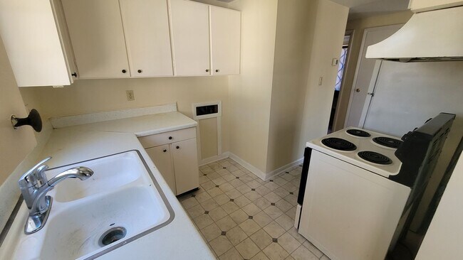 Building Photo - 5137 Raynor Rd