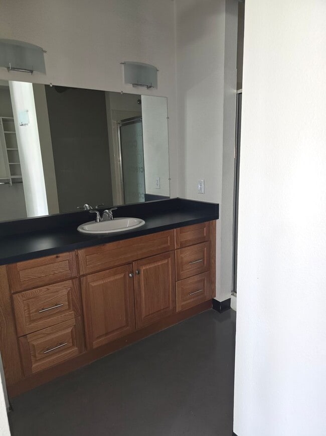 Building Photo - Beautiful 2BR , 2BA 2nd floor loft in East...