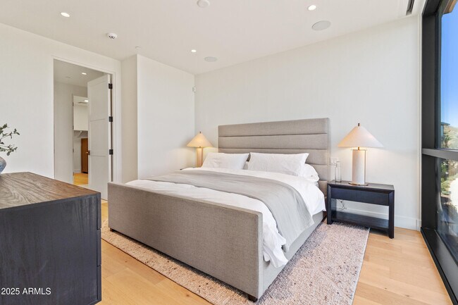 Building Photo - 5000 N Camelback Rdg Dr