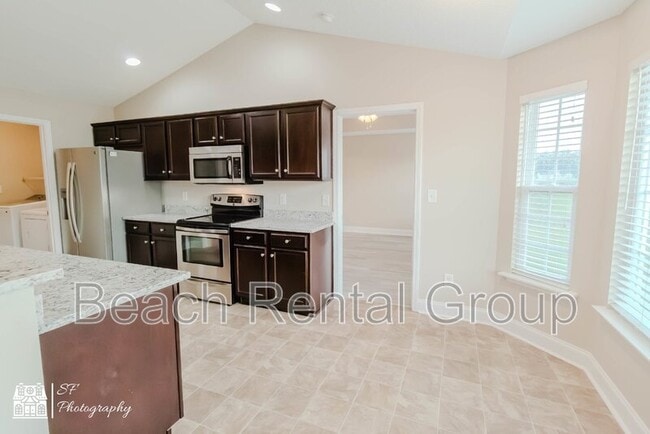 Building Photo - 246 Macarthur Dr