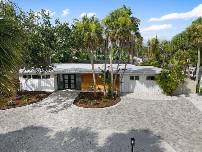 Building Photo - 4879 Commonwealth Dr
