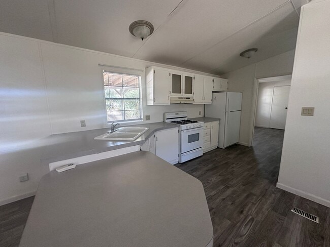 Building Photo - 2br 1Ba Manufactured Home with large Patio Front/Rear yard plus garden area