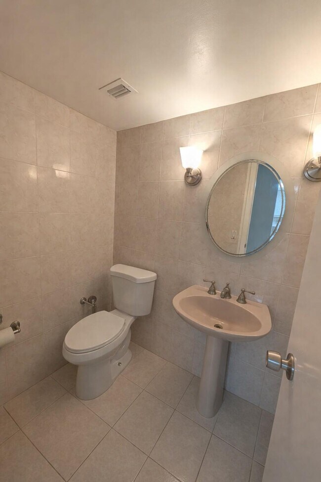 Building Photo - 1470 NE 125th Terrace