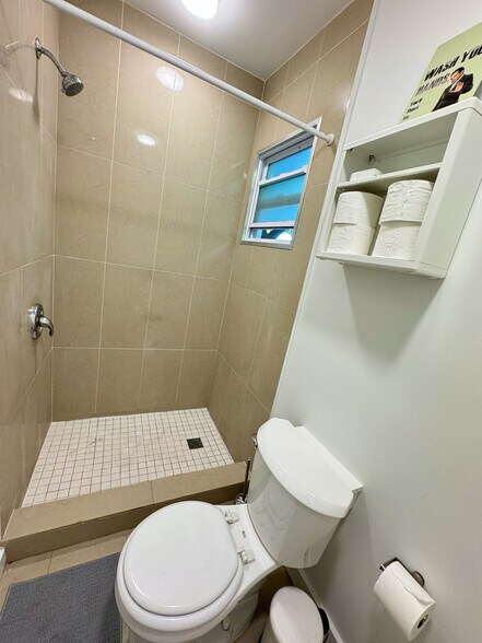 Private bathroom - 400 NE 110th Ter